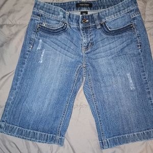 Women's Jean Bermuda size 2 White House Black market.